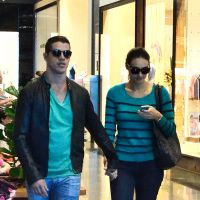 Débora Nascimento e José Loreto almoçam juntos e andam de mãos dadas em shopping