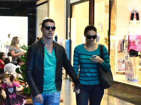 Débora Nascimento e José Loreto foram juntos a um shopping no Rio de Janeiro, no fim da tarde deste sábado, 2 de julho de 2014