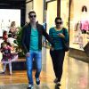 Débora Nascimento e José Loreto passearam de óculos escuros dentro do shopping