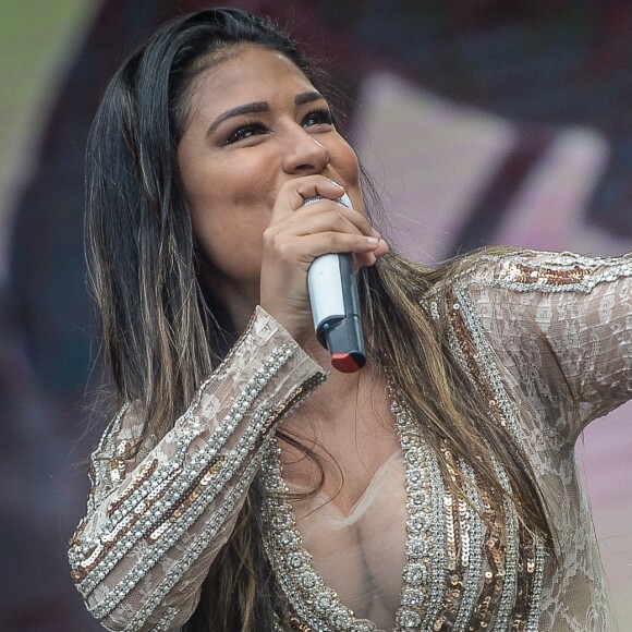 Simone combina treino e dieta com tratamentos estéticos para reduzir as medidas