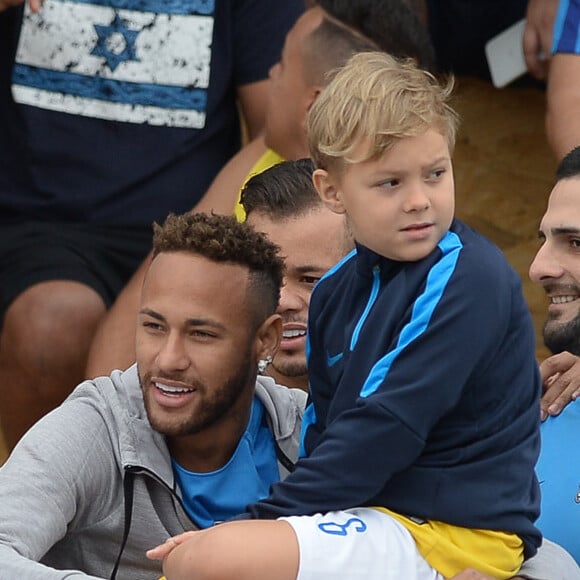 No Dia dos Pais, Davi Lucca se fantasiou de coração, presenteou Neymar com café da manhã e o presenteou com cartinhas escritas à mão