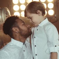 Filho de Neymar se fantasia de coração e faz cartinhas em surpresa ao pai. Veja!