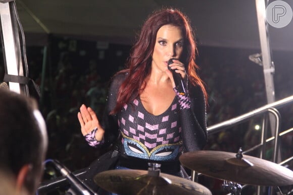 De cabelos vermelhos, a cantora agitou o público que lotou o Carapina Centro de Eventos 