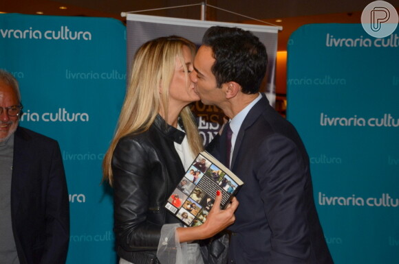 Ticiane Pinheiro e Cesar Tralli trocaram beijos no lançamento do livro 'Correspondentes', em São Paulo, nesta terça-feira, 14 de agosto de 2018