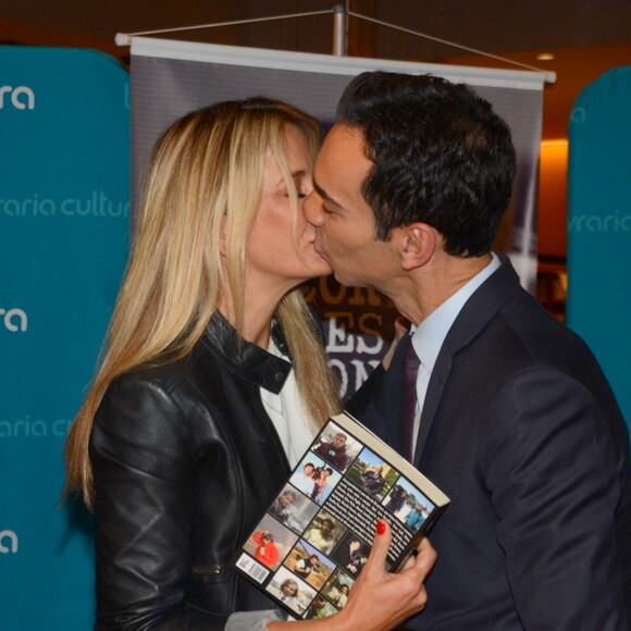 Ticiane Pinheiro e Cesar Tralli trocaram beijos no lançamento do livro 'Correspondentes', em São Paulo, nesta terça-feira, 14 de agosto de 2018