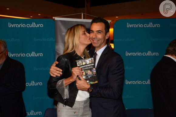 Ticiane Pinheiro comemorou o lançamento do livro do marido, Cesar Tralli, no Instagram: 'Orgulho'