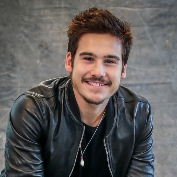 Samuca (Nicolas Prattes) se desespera com a possibilidade de perder sua empresa para dom Sabino (Edson Celulari) nos próximos capítulos da novela 'O Tempo Não Para'. Entenda!