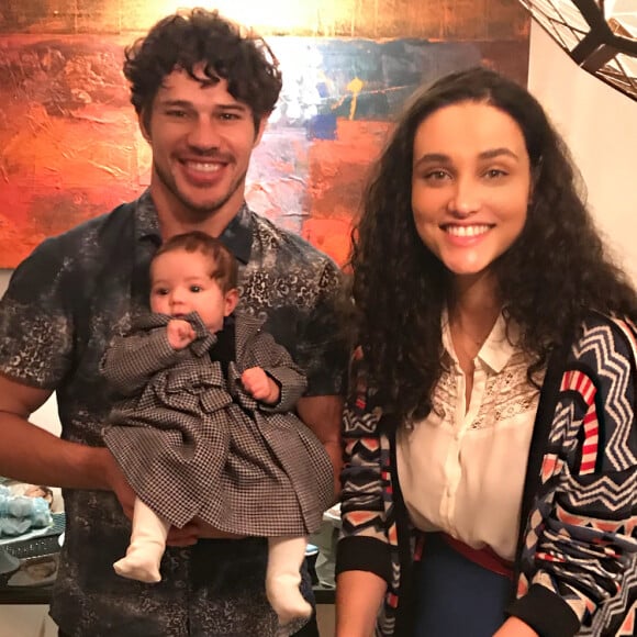 Débora Nascimento guarda leite materno para José Loreto alimentar Bella, de 4 meses, quando ela sai de casa sem a filha