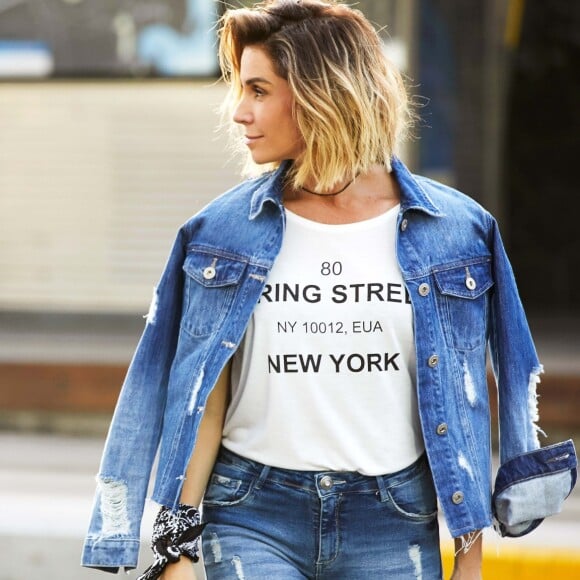 Giovanna Antonelli estampou blusas com endereços de lugares que gosta de visitar em viagens