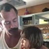 Malvino Salvador mostrou a filha Kyara, de 1 ano e 10 meses, comendo brócolis nesta quinta-feira, 16 de agosto de 2018