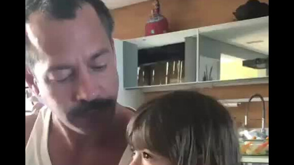 Fofura! Malvino Salvador filma a filha caçula comendo brócolis: 'Gostoso'. Vídeo