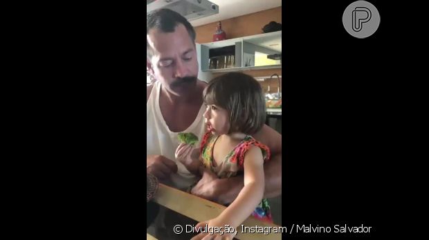 Malvino Salvador mostrou a filha Kyara, de 1 ano e 10 meses, comendo brócolis nesta quinta-feira, 16 de agosto de 2018