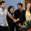 Noite de casais: Camila Queiroz e Vanessa Giácomo curtem shopping com maridos