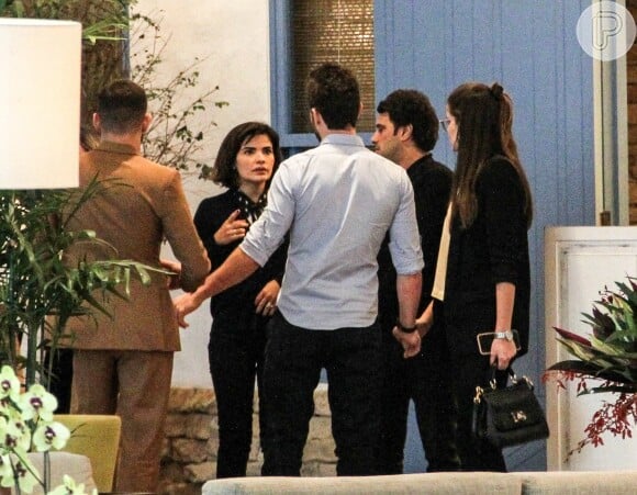 Camila Queiroz, Klebber Toledo, Vanessa Giácomo e Giuseppe Dioguardio foram fotografados conversando no shopping