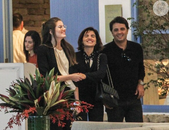 Camila Queiroz e Vanessa Giácomo se divertiram bastante no passeio pelo shopping