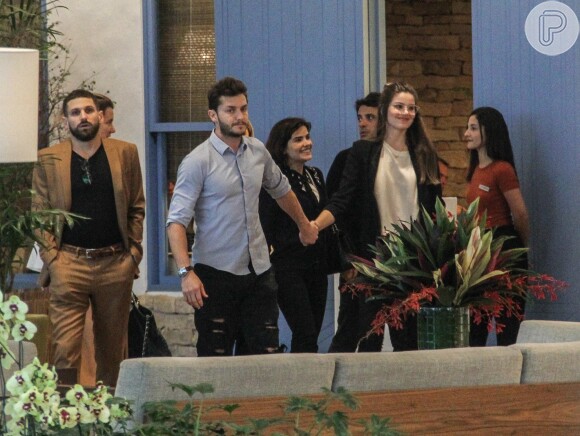 Camila Queiroz, Klebber Toledo, Vanessa Giácomo e Giuseppe Dioguardio foram fotografados juntos no shopping Village Mall, na Barra da Tijuca