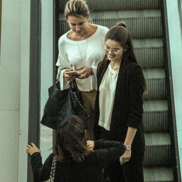 Camila Queiroz e Vanessa Giácomo foram fotografadas juntas no shopping Village Mall, na Barra da Tijuca