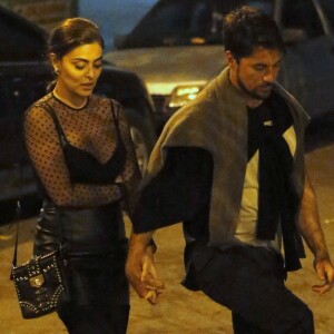 Em passeio com o marido, Carlos Eduardo Baptista, Juliana Paes aposta deixa lingerie à mostra com blusa de manga longa de tule por cima