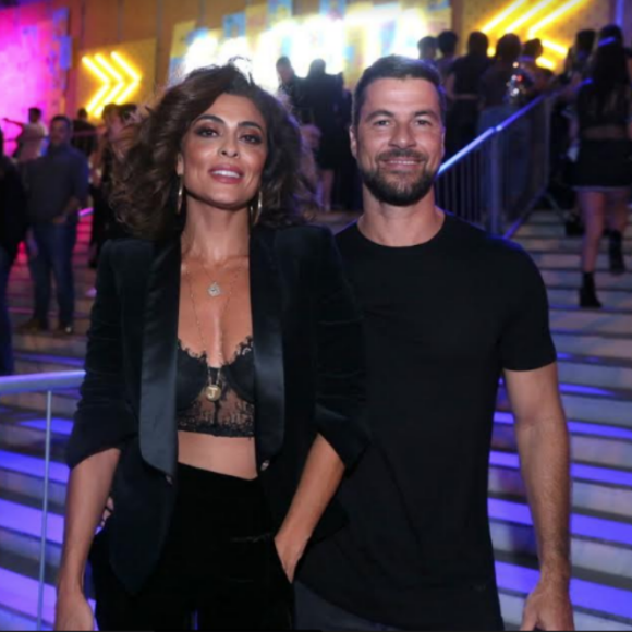 Juliana Paes deixou lingerie em evidência ao apostar em blazer e calça de cintura alta para ir ao Baile da Favorita com o marido, Carlos Eduardo Baptista, em agosto de 2018