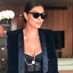 Juliana Paes deixou body de renda à mostra em conjunto de veludo Dolce & Gabbana em foto publicada em seu Instagram