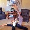 Gisele Bündchen pratica yoga na companhia da filha, Vivian