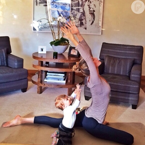 Gisele Bündchen pratica yoga na companhia da filha, Vivian