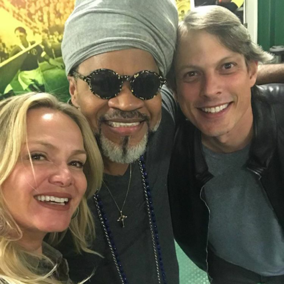 Eliana e o noivo, Adriano Ricco, tietaram Carlinhos Brown em show dos Tribalistas, neste sábado, 18 de agosto de 2018