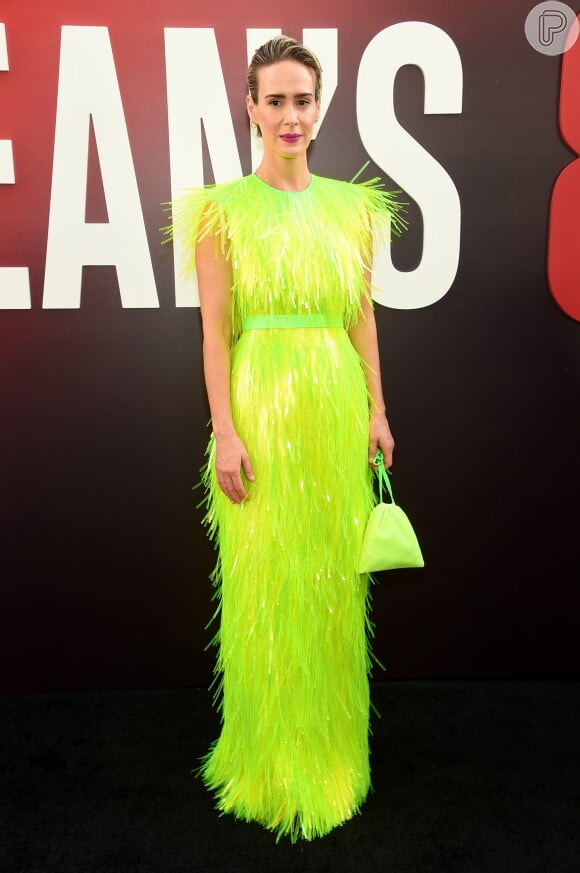 Tendência: tons de neon saem das passarelas e invadem tapete vermelho. Sarah Paulson veste Prada na Premiére do filme "Oceans 8"