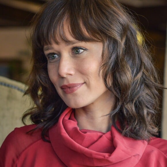 Mariana Ximenes adotou corte desestruturado e franja