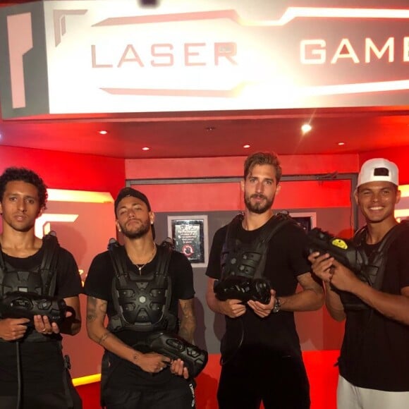 Neymar brincou de laser tag com amigos em Paris, na França