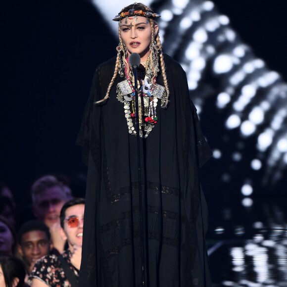 'Um dia, estavam procurando cantores de backing vocal para a sua turnê mundial. Um dos meus discos favoritos era da Aretha Franklin. Eu não pensei duas vezes: 'You make me feel - (A Natural Woman)', contou Madonna