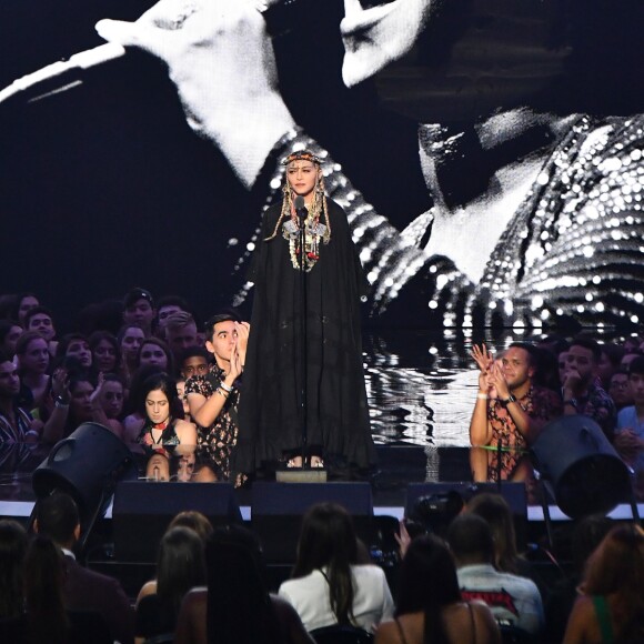 'Eu só cheguei na ponta do palco e comecei a cantar. Quando eu terminei. Eles falaram: 'Nós vamos te ligar um dia', continuou Madonna 