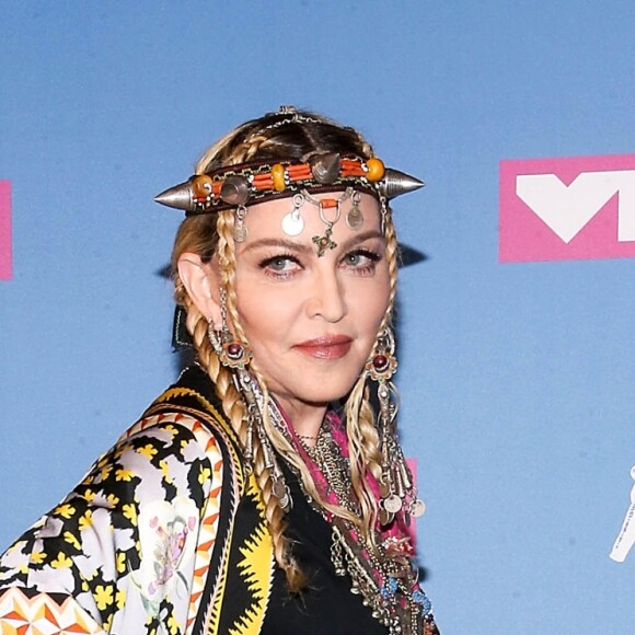 Nas redes sociais, Madonna teve look comparado aos de Elke Maravilha