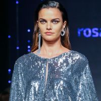 Metalizados, holográficos e streetwear são tendências na passarela da Rosa Chá