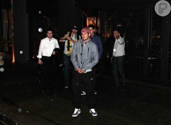 Alexandre Pato tem curtido a noite de São Paulo com amigos