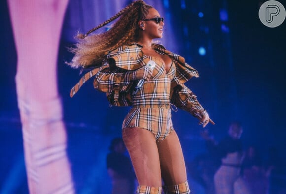 Moda dos anos 90: looks atuais que seguem as tendências que bombaram na época. Beyoncé usou um look Burberry com o clássico xadrez da marca em um show recente