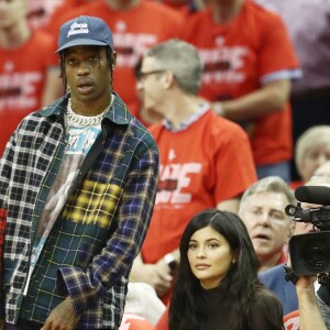 Kylie Jenner e Travis Scott enfrentam dificuldades na relação por causa da distância