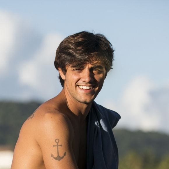 Betina (Cleo) taca um cinzeiro na direção de Elmo (Felipe Simas) nos próximos capítulos da novela 'O Tempo Não Para'