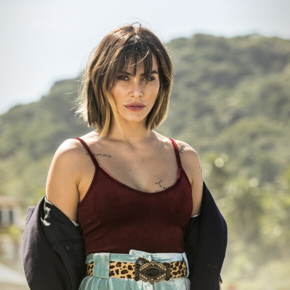 Betina (Cleo) se revolta com Marocas (Juliana Paiva) após a ex-congelhada lhe deixar nua nos próximos capítulos da novela 'O Tempo Não Para': 'Vou acabar com a raça dela'