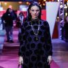 Isis Valverde prestigiou première do filme 'Simonal' com vestido Dior e sandália da grife italiana Salvatore Ferragamo