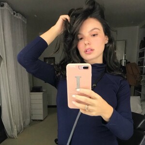 Isis Valverde tem apostado em tecidos leves durante a gestação