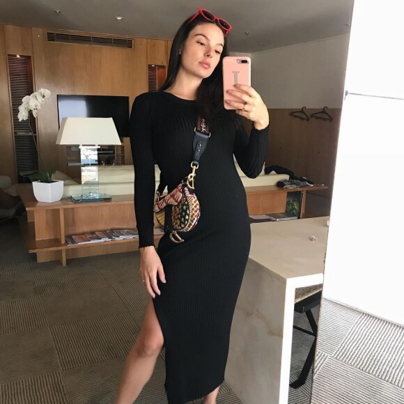 Grávida, Isis Valverde continua mostrando que seu estilo não muda 