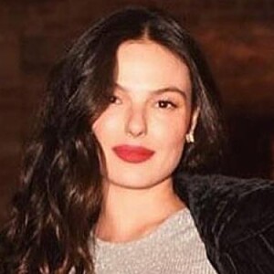 Isis Valverde equilibra os looks com peças confortáveis e truques de estilo