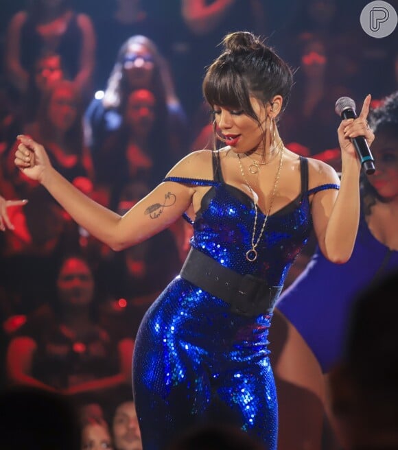 Tratando hérnia de disco, Anitta dança salsa durante viagem ao México