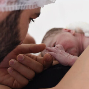 Andressa Suita compartilhou fotos do nascimento do segundo filho, Samuel, no Instagram