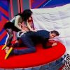 'Tudo pela audiência': Tatá Werneck e Fábio Porchat simulam posições sexuais em programa