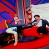 Tatá Werneck e Fábio Porchat simulam a posição 'suruba com anão' no programa 'Tudo pela Audiência'