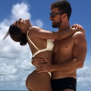 Juliana Paes e o marido, Carlos Eduardo Baptista, estão completando 10 anos de casamento