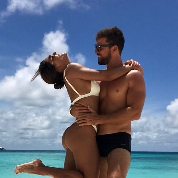 Juliana Paes e o marido, Carlos Eduardo Baptista, estão completando 10 anos de casamento