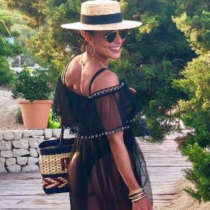 Juliana Paes deixou o biquíni à mostra ao apostar em um vestido de tule na viagem com o marido, Carlos Eduardo Baptista, por Ibiza